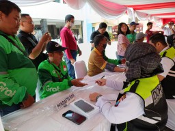 Perintati Hari Lalu Lintas, Polres Tulungagung Gelar Baksos Untuk Driver Ojol