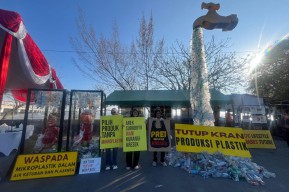Ecoton Kampanye Stop Plastik dengan Instalasi Unik di Surabaya