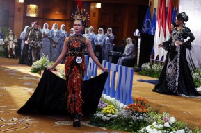 Foto: Parade Fashion DPC IWAPI Meriahkan Pembukaan Rakerda IV DPD IWAPI Jatim