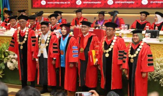Untag Surabaya Kukuhkan Guru Besar Hukum Tata Negara dan Teknologi