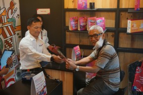 Indosat Region Jatim Beri Hadiah Spesial di Hari Pelanggan Nasional 2025