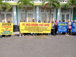 Karyawan BUMD Pemprov Jatim Demo, Mengaku 2 Tahun Tak Digaji