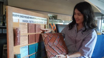 Wisudawan PCU Surabaya Sulap Limbah Jadi Interior Estetik