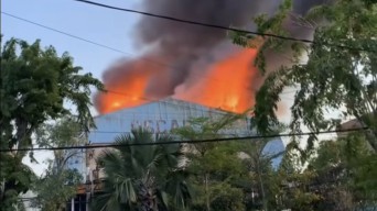 Bangunan Eks Bioskop Oscar di Surabaya Terbakar