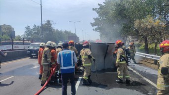 Mobil Box Muatan Frozen Food Terguling dan Terbakar di Tol Dupak Surabaya