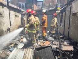 Kebakaran Rumah di Wonokromo Surabaya, Petugas Sempat Kesulitan Padamkan Api
