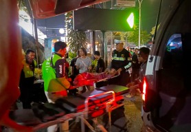 Momen Ojol, Warga dan Polisi Selamatkan Korban Kecelakaan di Gresik