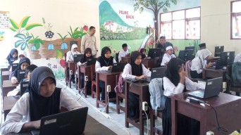 SDN di Jember Terapkan Kelas Digital, Siswa Aktif Gunakan Google Site hingga Canva
