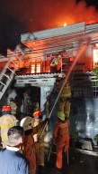 Kebakaran Hanguskan Rumah Dua Lantai di Lebak Arum Surabaya