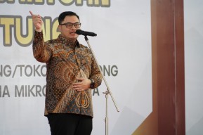 Mas Dhito Beri Bantuan Modal Usaha Ratusan Guru Non ASN di Kediri