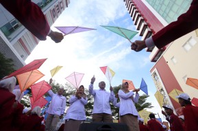 Gen-Z UM Surabaya Gaungkan Kebebasan Lewat Layang-Layang di MOX 2025