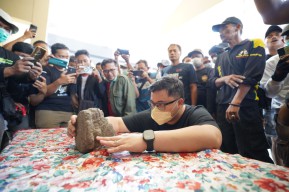 Mas Dhito Letakkan Kembali Fragmen Kepala Ganesha yang Hilang di Museum Kediri
