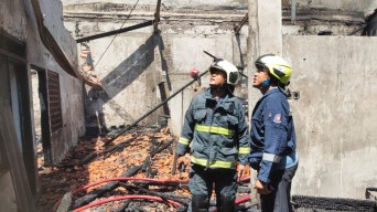 2 Petugas Terluka Saat Padamkan Kebakaran di Rumah Kosong Darmo Baru Barat Surabaya