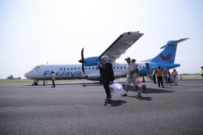 Penerbangan Jember - Jakarta Dimulai, Ini Harapan Gus Fawait