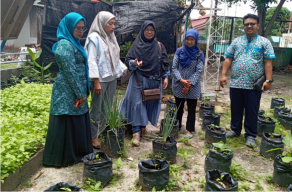 Farmasi Unair Edukasi Warga Batam Soal Obat Tradisional