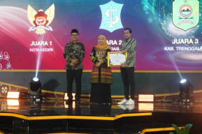 Pemkab Trenggalek Raih 2 Penghargaan dalam Gebyar Ekonomi Syariah FESyar 2025