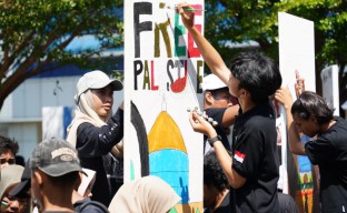 Ribuan Mahasiswa UM Surabaya Lukis Pesan Damai di Hari Perdamaian Dunia