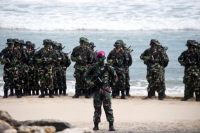529 Prajurit Muda Resmi Sandang Baret Ungu Korps Marinir di Pantai Baruna Malang