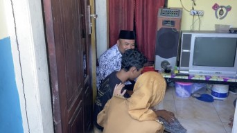 Mbak Vinanda Beri Motivasi Anak Putus Sekolah di Ngampel Kediri