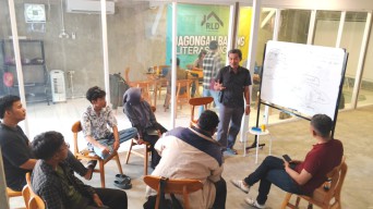 Mahasiswa Unitomo Bedah Logika di  Rumah Literasi Digital