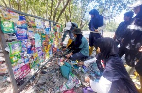 Lima Produsen Teratas Jadi Biang Kerok Sampah Mangrove Surabaya