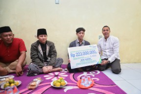 Bupati Trenggalek Serahkan Santunan Jaminan Kecelakaan Kerja Korban Laka Laut