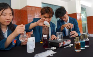 Mahasiswa Ubaya Sulap Limbah Buah Jadi Parfum, Wanginya Tahan Lama