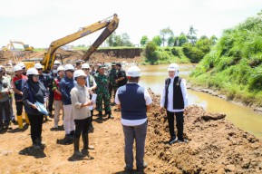 Gubernur Khofifah Tinjau Spillway Sungai Tanggul Jember, Targetkan 1.046 Ha Sawah Terairi
