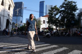 Foto: Gaya Ulur Wiji Promosikan Batik Anak Muda