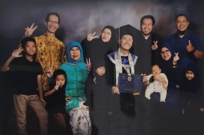 Panutan! Wisudawan Tertua ITS Raih Doktor di Usia 63 Tahun