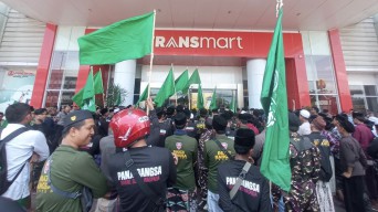 Polemik Tayangan Trans7, Aliansi Santri Jember Geruduk Transmart