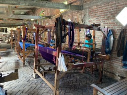 Dari Bara Kayu ke Api Biru, Transisi Energi yang Membuat Kampung Tenun Ikat Kediri Semakin Hidup