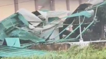 Atap Stadion Gelora Penataran Blitar Terhempas Bencana Angin Kencang