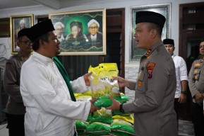 Polres Tulungagung Bagikan 15 Ton Beras Untuk Pondok Pesantren