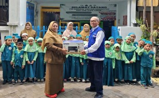TPS Serahkan Bantuan Komputer untuk Dukung Literasi Digital Siswa Surabaya