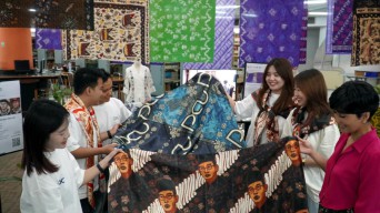 Rayakan Sumpah Pemuda 2025, Mahasiswa Surabaya Ciptakan Motif Batik dengan AI