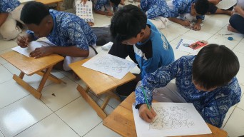 Kreatif! Pelajar Lamongan Membatik di Kertas Kalender Bekas
