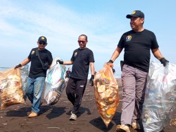 Momen HUT Bank Mandiri Jember, Bersihkan Sampah di Pantai Pancer