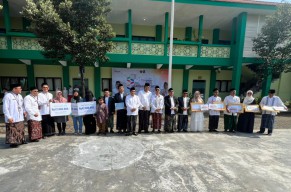 Hari Santri 2025, BPJS Ketenagakerjaan Surabaya Santuni Ahli Waris Guru TPQ