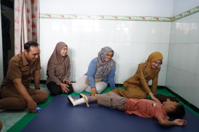 Mbak Vinanda Kunjungi Rumah Warga Disabilitas, Beri Bantuan dan Semangat