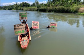 Gugatan Ikan Mati Menang Inkracht, Ecoton 'Ngintir' dari Batu ke Surabaya