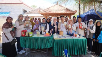 Fakultas Farmasi Unair Berdayakan Gili Iyang dengan Anggur Laut dan Multivitamin
