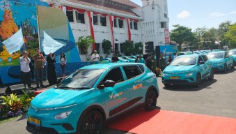 Taksi Green SM Mengaspal di Surabaya, Pesan Bisa Lewat Aplikasi