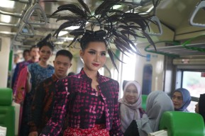 Gandeng Desainer Magetan, Daop 7 Madiun Gelar Fashion Batik on the Train
