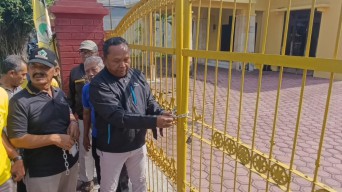 Kader Partai Golkar Tulungagung Segel Pagar Kantor DPD