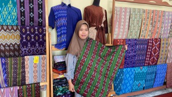 Sentuhan Bank Indonesia Kediri di Balik Kilau Tenun Ikat yang Memikat