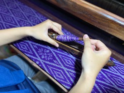 Foto: Api Biru di Balik Nyala Kain Tenun Ikat Bandar Kidul Kediri