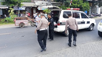 Diduga Kurang Waspada Saat Menyalip, Pemuda di Tulungagung Tewas Tertabrak Truk