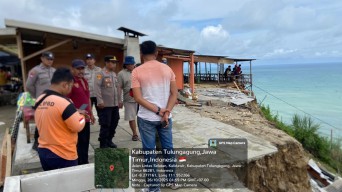 Longsor Terjadi di Area JLS Tulungagung Sebabkan Dua Warung Rusak