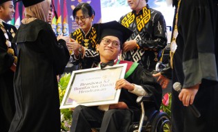 Hampir Menyerah, Mahasiswa Difabel UM Surabaya Raih Mimpi Berkat Sosok Ini